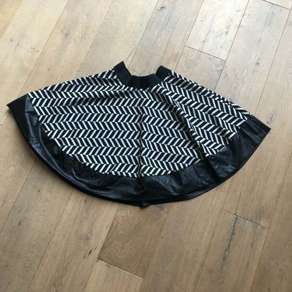 Designer Italian skirt - Picture 2 of 12